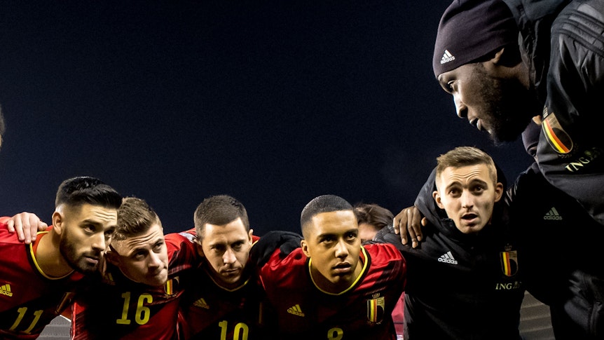 Thorgan Hazard und Eden Hazard bei einer Ansprache der belgischen Nationalmannschaft.