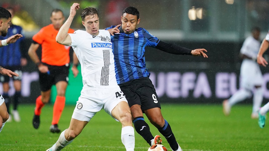 Luis Muriel im Duell mit David Affengruber.