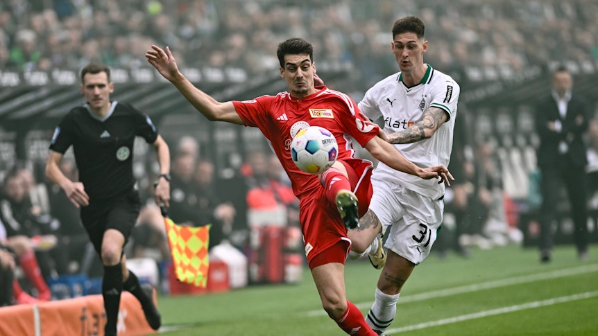 Tomas Cvancara im Zweikampf mit Diogo Leite.