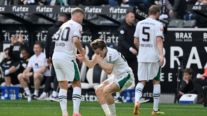 Luca Netz hilft Rocco Reitz auf.