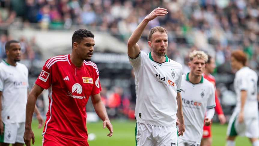 Marvin Friedrich steht neben Union-Verteidiger Doekhi.