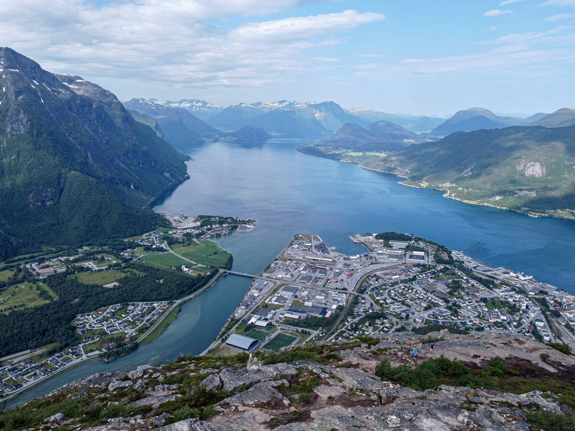 Blick über den Romsdalsfjord und die sogenannten Romsdal-Alpen in Norwegen, hier im Juli 2023.