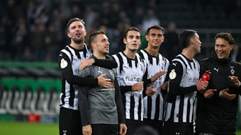 Borussia-Spieler stehen vor der Kurve und applaudieren.