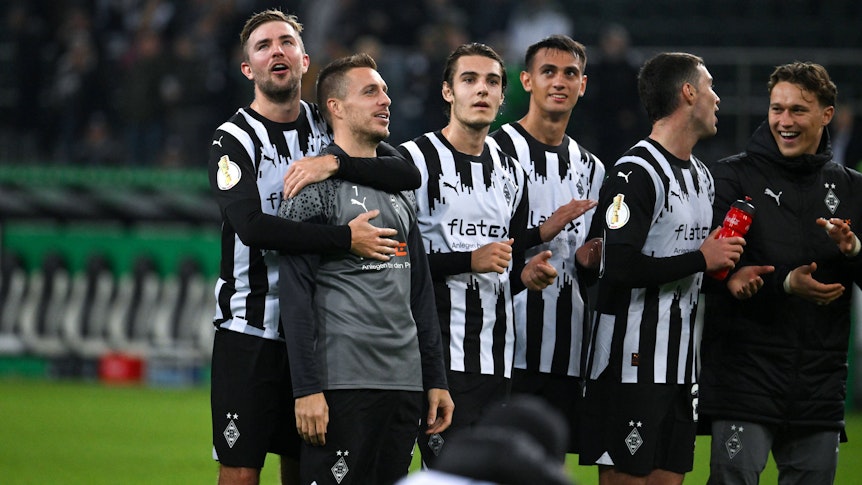 Borussia-Spieler stehen vor der Kurve und applaudieren.