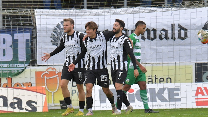 Mika Schroers, Shio Fukuda und Jacob Italiano jubeln zusammen.