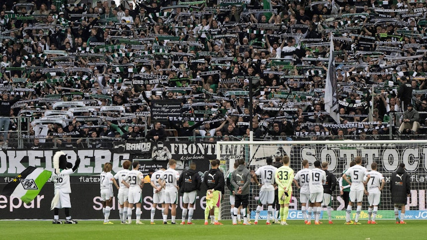 Die Gladbach-Spieler stehen vor der Nordkurve nach dem Spiel.