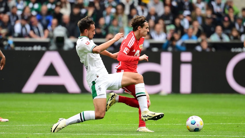 Fabio Chiarodia setzt zur Grätsche an.