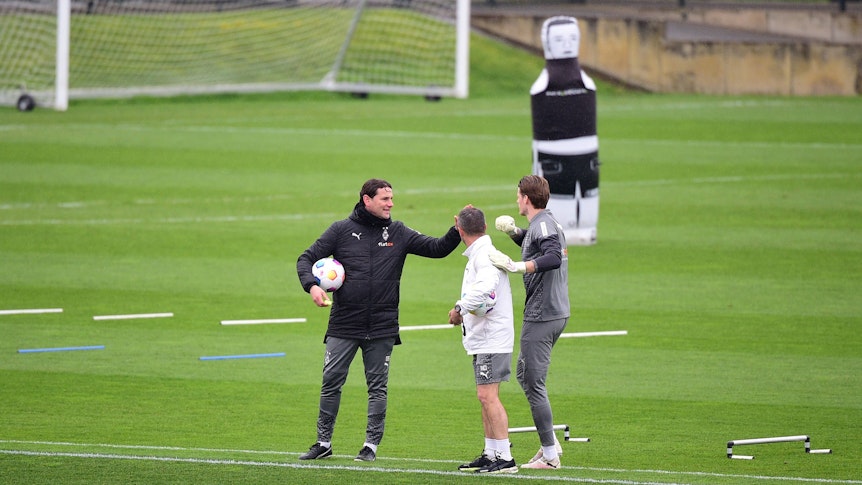 Seoane und Omlin auf dem Trainings-Platz.