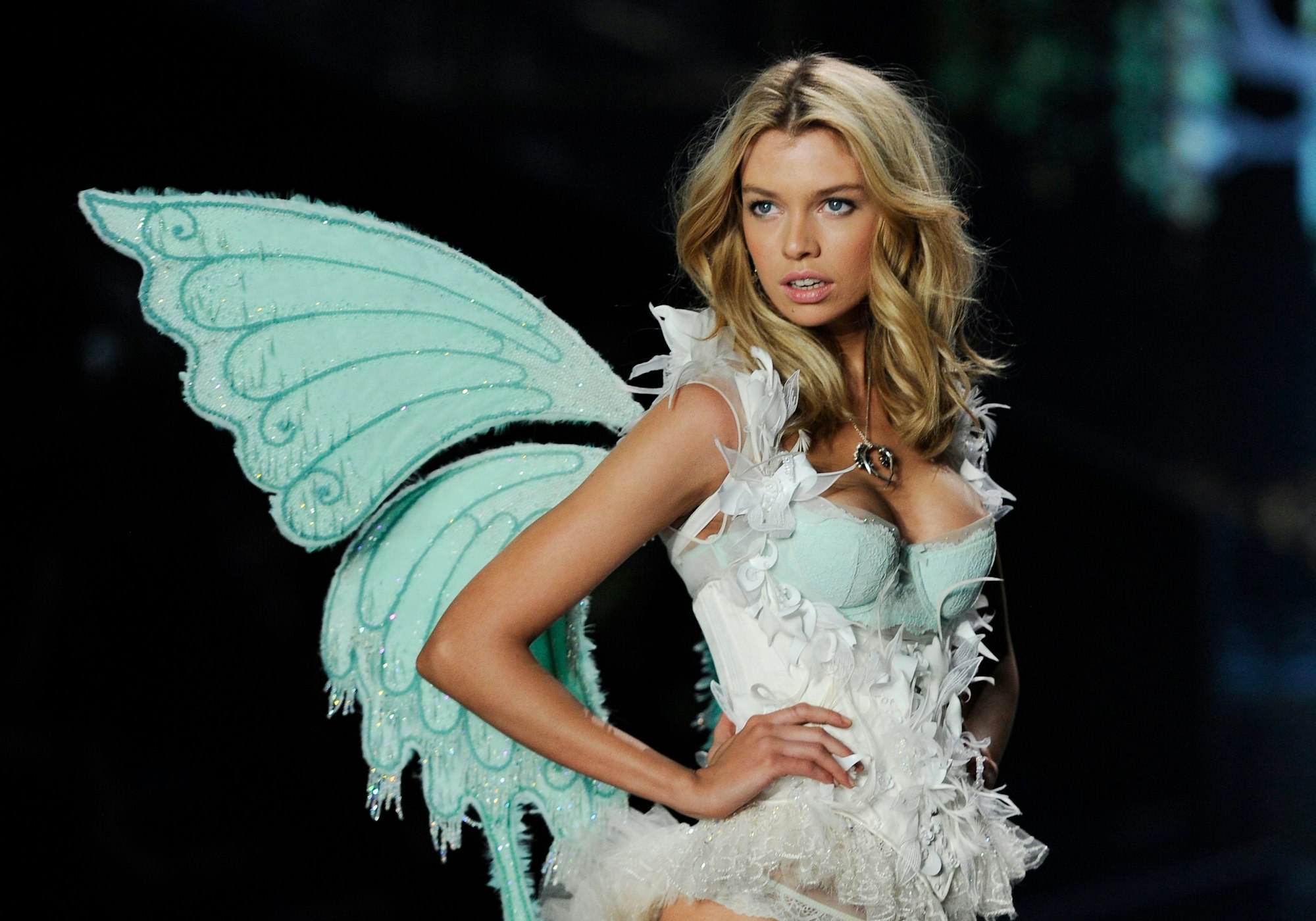 epa04512584 Model Stella Maxwell takes to the catwalk during the 2014 Victoria's Secret fashion show at the Exhibition Centre in Earls Court in central London, Britain, 02 December 2014. EPA/FACUNDO ARRIZABALAGA ++ +++ dpa-Bildfunk +++