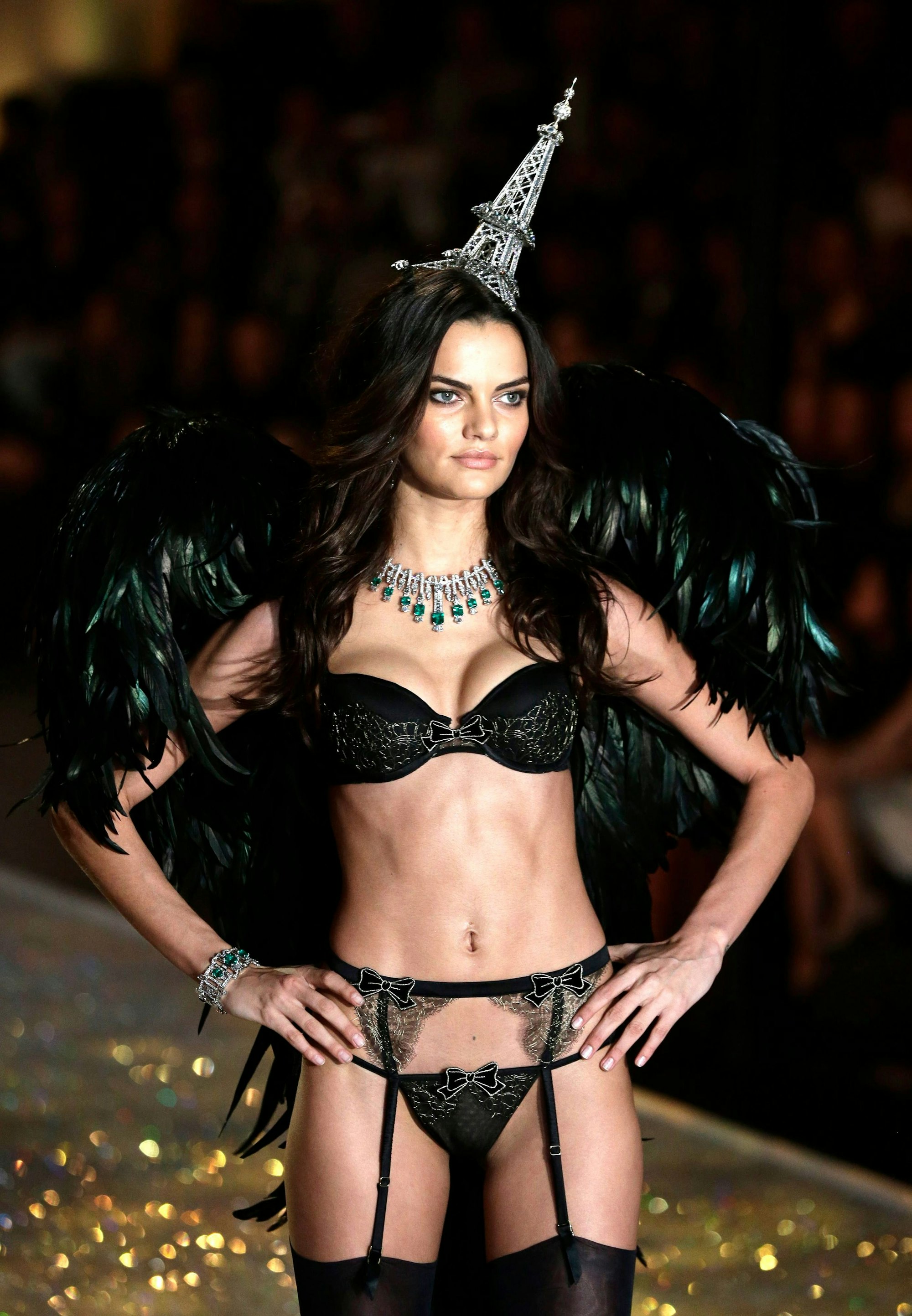 Barbara Fialho zeigt auf der Victoria's Secret Fashion Show 2013 eine eher ungewöhnliche Kreation.