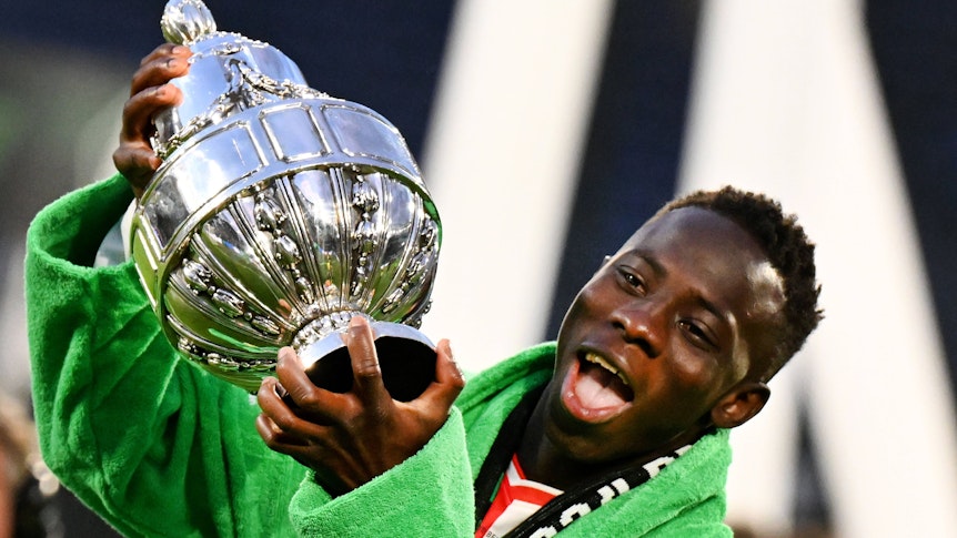 Yankuba Minteh mit dem niederländischen Pokal.
