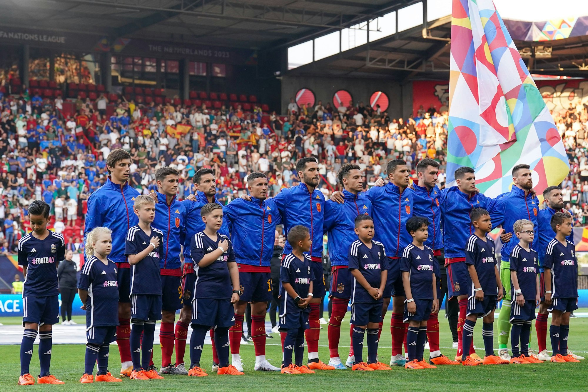 Die spanische Nationalmannschaft steht bei der Nationalhymne vor einem Spiel in der Nations League.