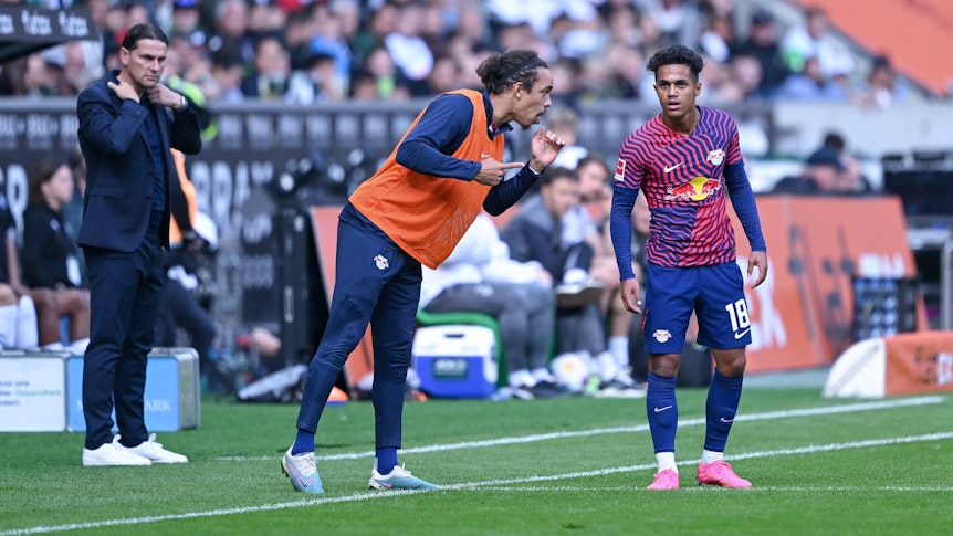 Fabio Carvalho erhält Tipps von Youssuf Poulsen.