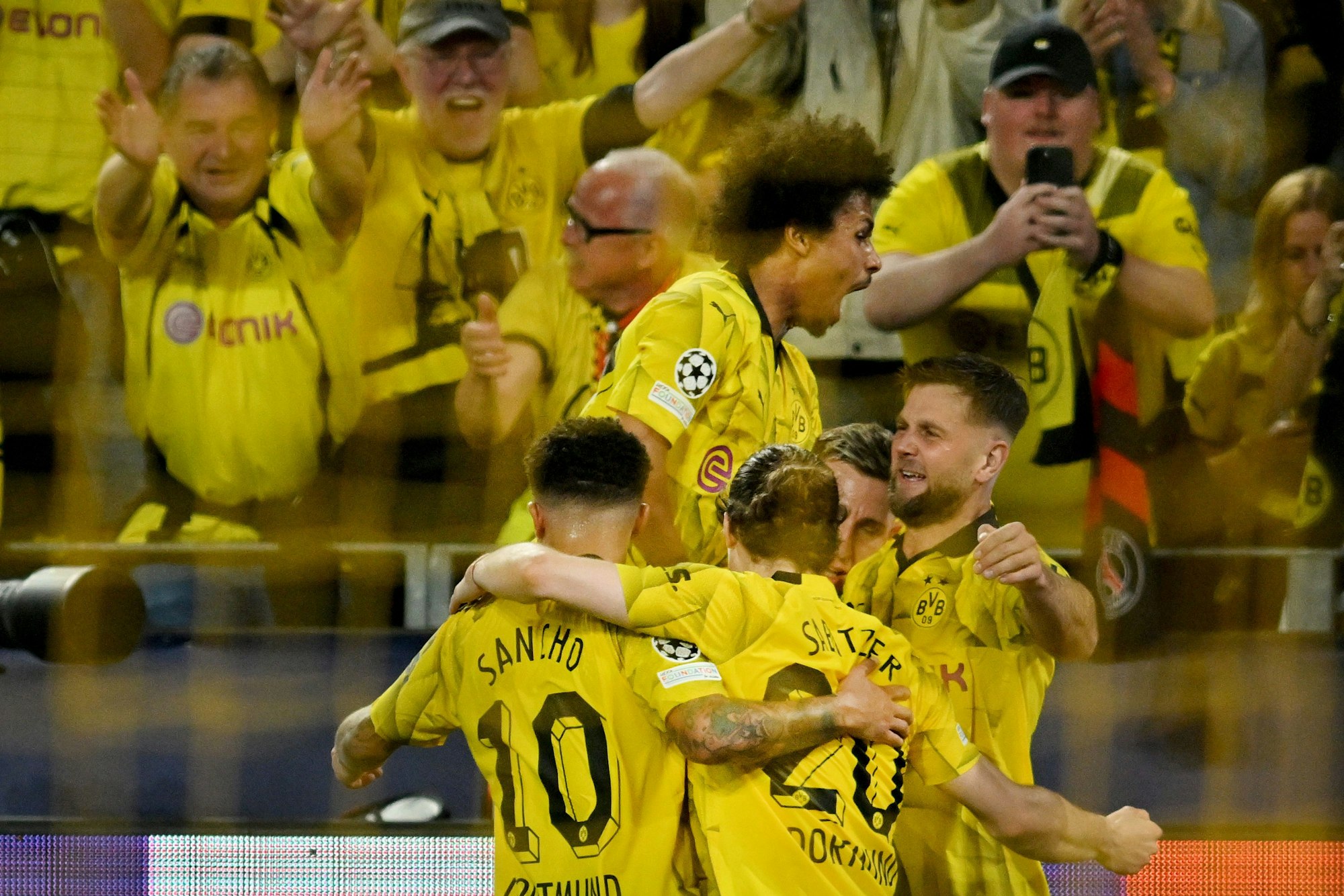 Borussia Dortmund bejubelt den entscheidenden Treffer von Niclas Füllkrug (r.) im Halbfinal-Hinspiel der Champions League gegen Paris Saint-Germain.