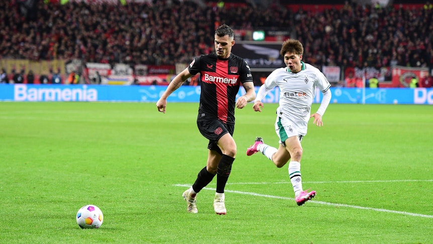 Granit Xhaka und Shio Fukuda laufen dem Ball hinterher