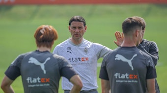Gerardo Seoane erklärt etwas auf dem Trainingsplatz.