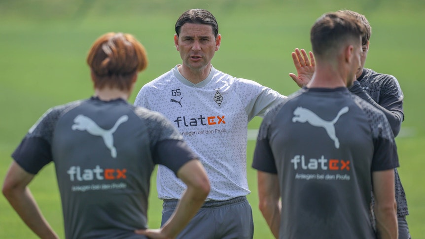 Gerardo Seoane erklärt etwas auf dem Trainingsplatz.