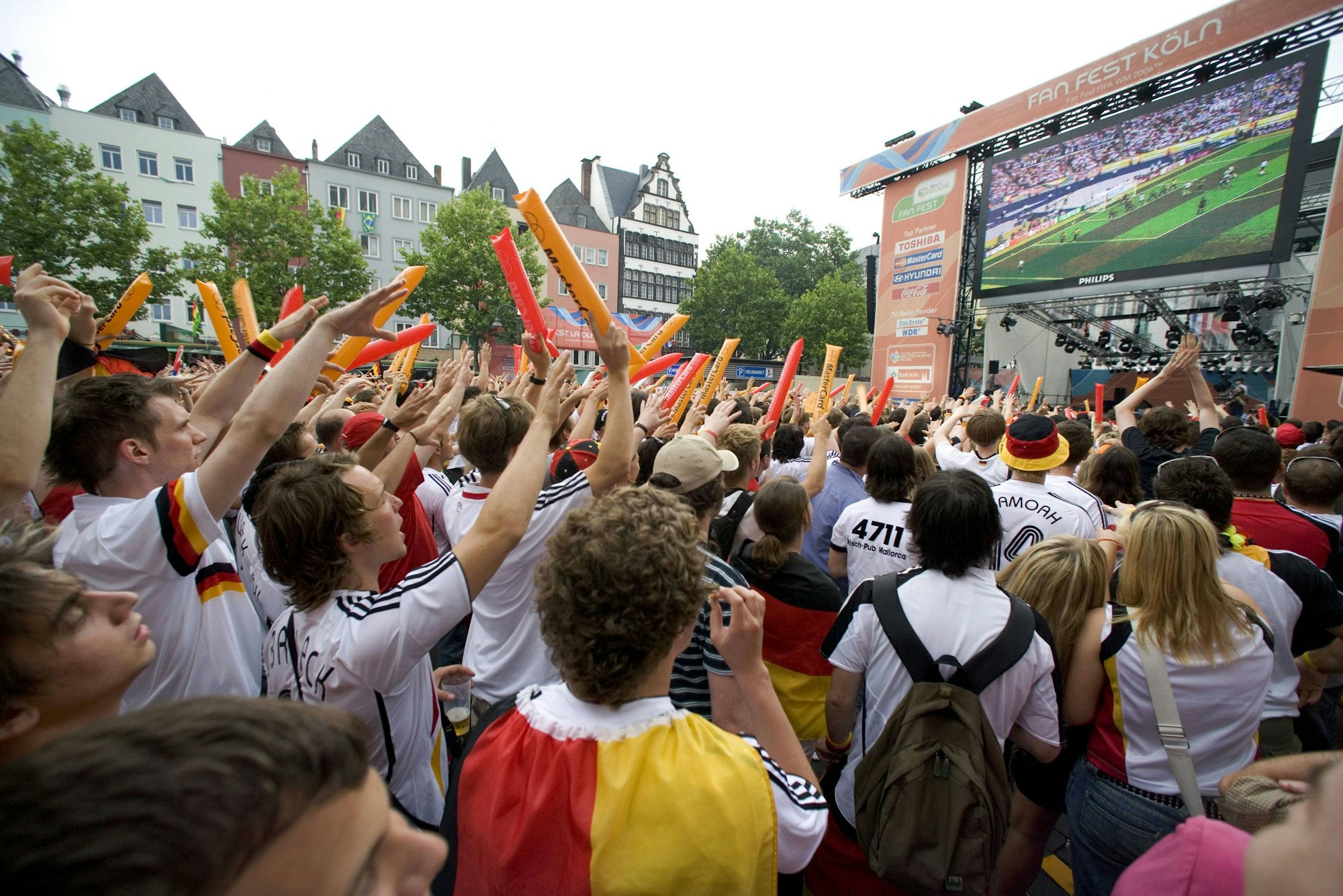 Public Viewing deutscher Fans auf dem Heumarkt in Köln bei der WM 2006.