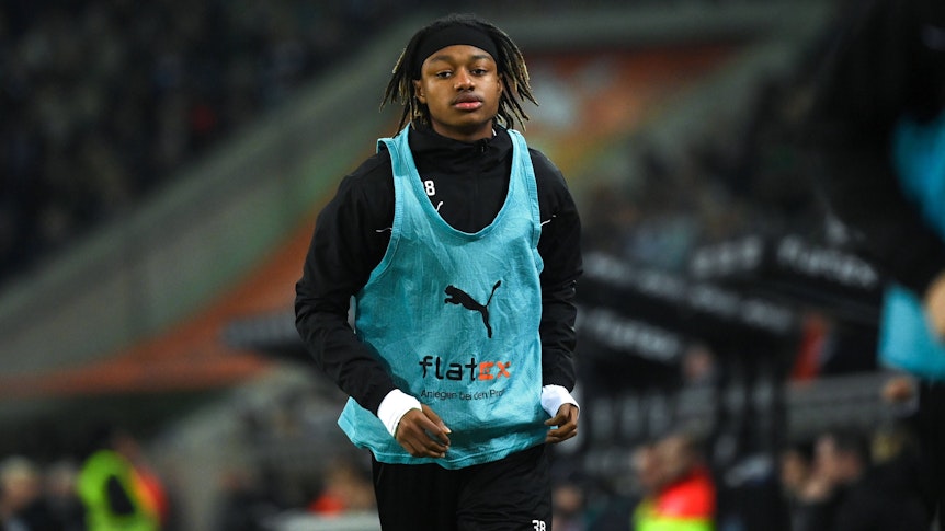 Yvandro Borges Sanches beim Warmlaufen.