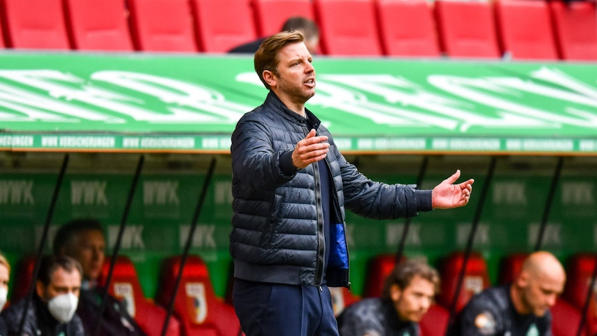 Florian Kohfeldt gestikuliert am Spielfeldrand.