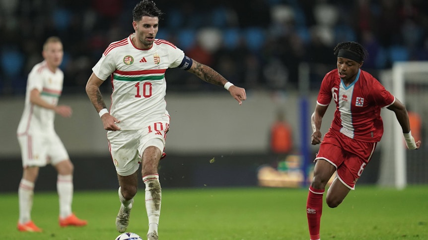 Yvandro Borges Sanches läuft Dominik Szoboszlai hinterher.