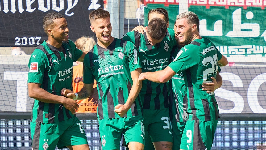 Spieler von Borussia Mönchengladbach bejubeln einen Treffer.