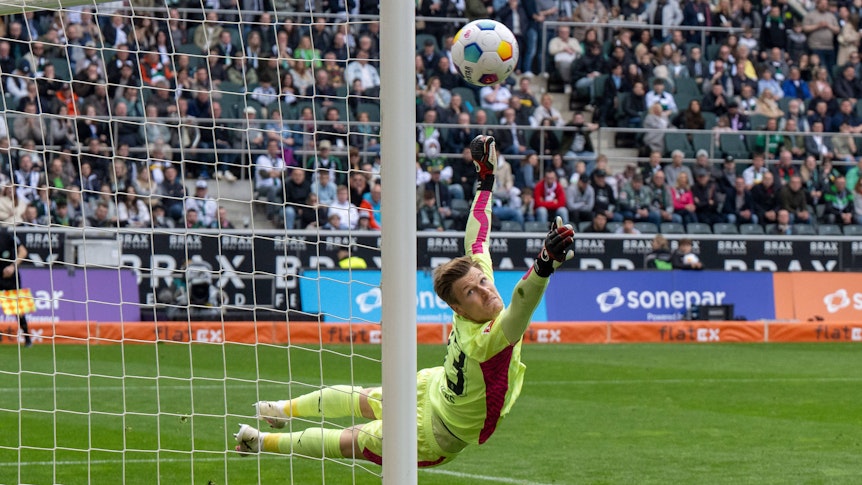 Torwart von Borussia Mönchengladbach pariert einen Ball.