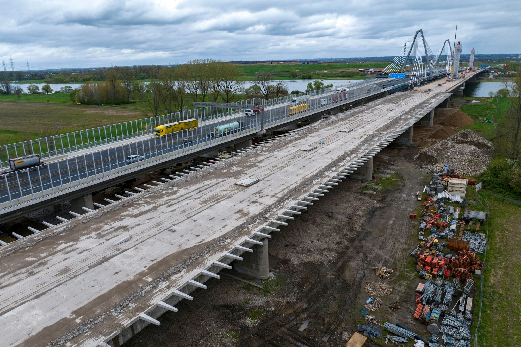 Die neue Leverkusener Brücke ist bereits für den Verkehr freigegeben, die alte A1-Brücke wird derzeit abgerissen.