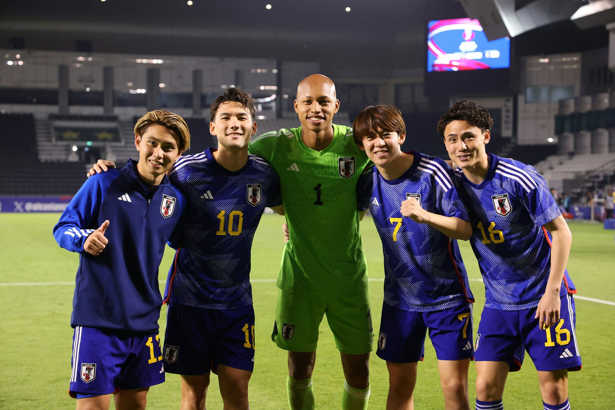 Fortuna Düsseldorfs Takashi Uchino und seine Teamkollegen der japanischen U23-Nationalmannschaft posieren nach dem Halbfinale beim Asien-Cup für ein gemeinsames Foto.