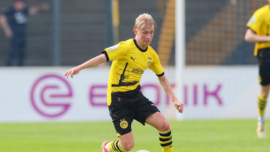 Fritz Fleck am Ball für Borussia Dortmund.