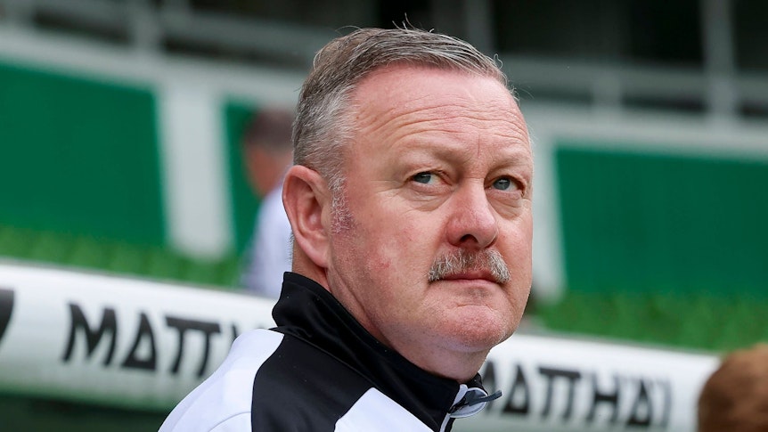 Roland Virkus vor der Borussia-Bank.