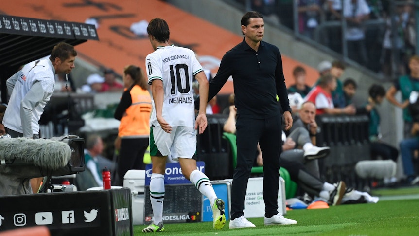 Flo Neuhaus und Gerardo Seoane nach einer Auswechslung.
