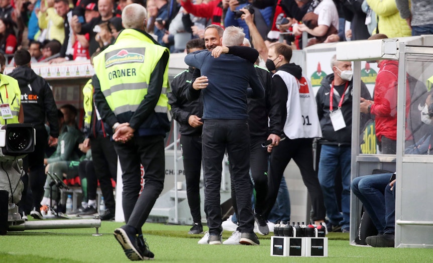 Adi Hütter umarmt Christian Streich.