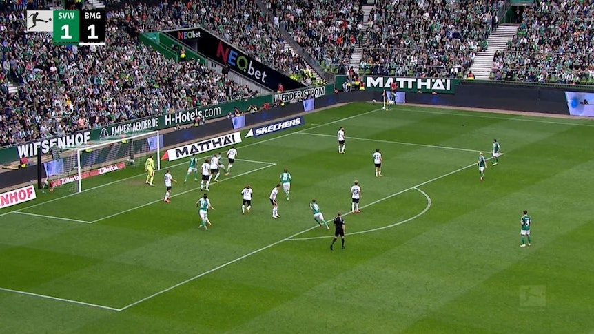 Borussia verteidigt eine Ecke gegen Werder Bremen.