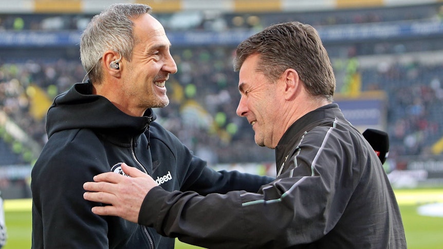 Adi Hütter und Dieter Hecking umarmen sich.