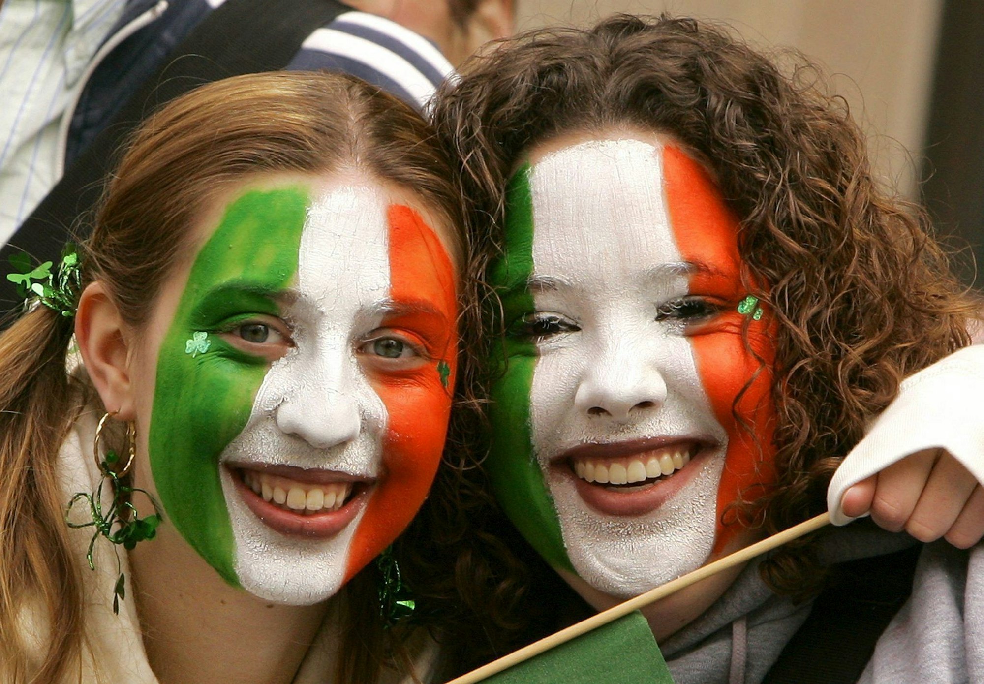Zwei Frauen feiern den Saint Patricks Day 2005.