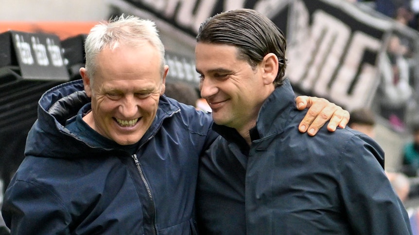 Christian Streich legt seinen Arm um Gerardo Seoane.