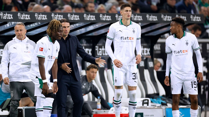 Gerardo Seoane steht mit einigen Spielern an der Seitenlinie.