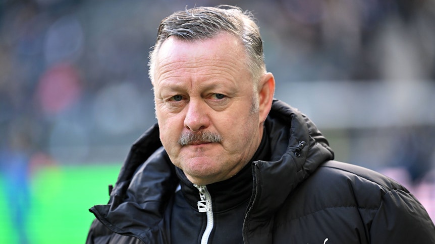 Roland Virkus mit ernstem Blick.