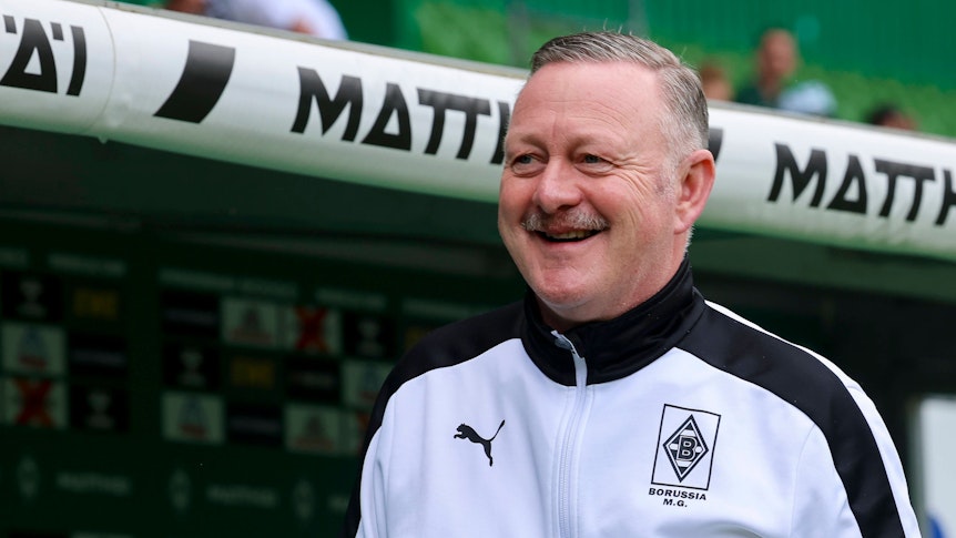 Roland Virkus vor der Borussia-Bank im Bremen.