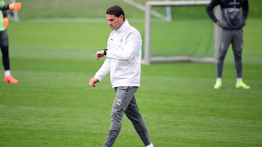Gerardo Seoane schaut im Training auf seine Uhr.