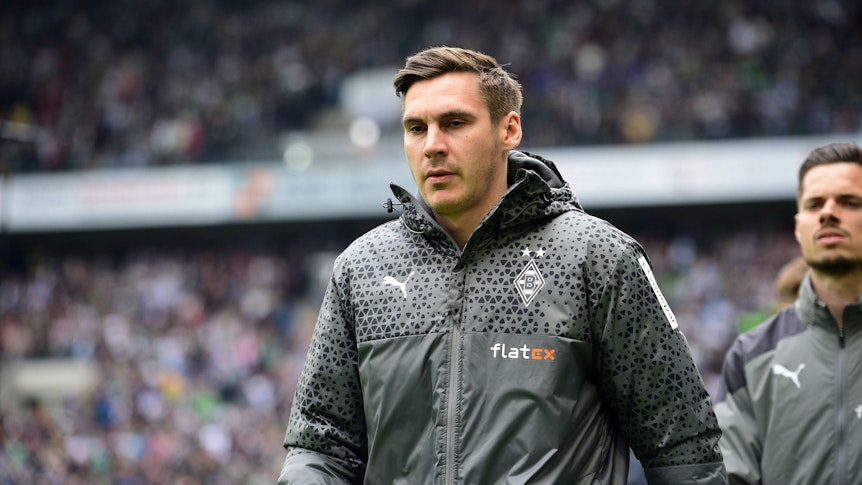 Maximilian Wöber in einer Jacke von Borussia Mönchengladbach.