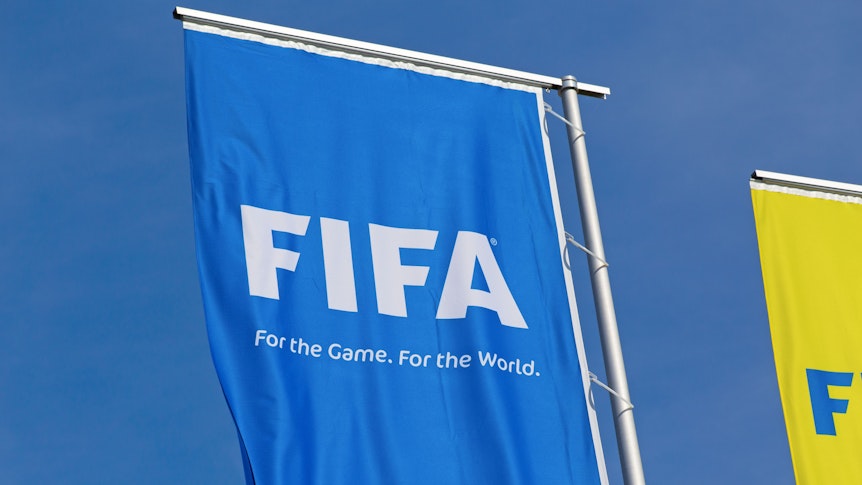 Eine blaue Fahne mit der Aufschrift „FIFA“.