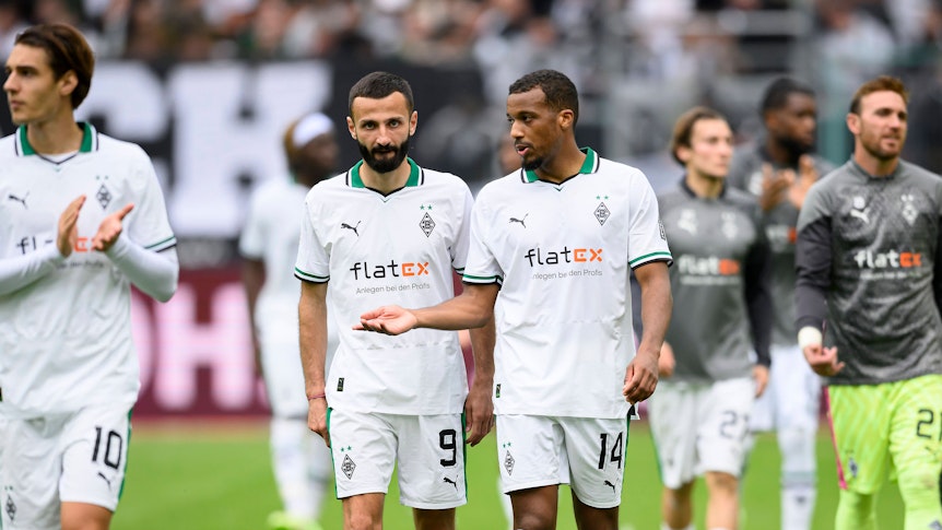 Franck Honorat und Alassane Plea auf dem Spielfeld nach Abpfiff.