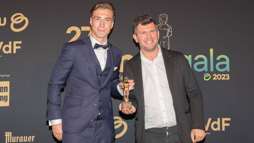 Andreas Schicker und David Affengruber halten eine Trophäe hoch.