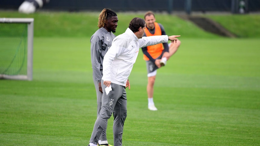 Gerardo Seoane gibt Manu Koné Anweisungen, Tony Jantschke schaut zu.
