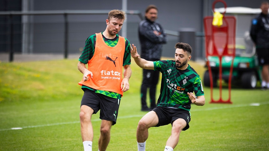 Jacob Italiano im Duell mit Christoph Kramer.