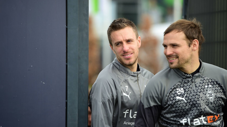 Patrick Herrmann und Tony Jantschke betreten den Trainingsplatz.