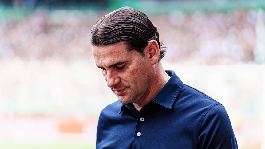 Gerardo Seoane schaut nach unten.