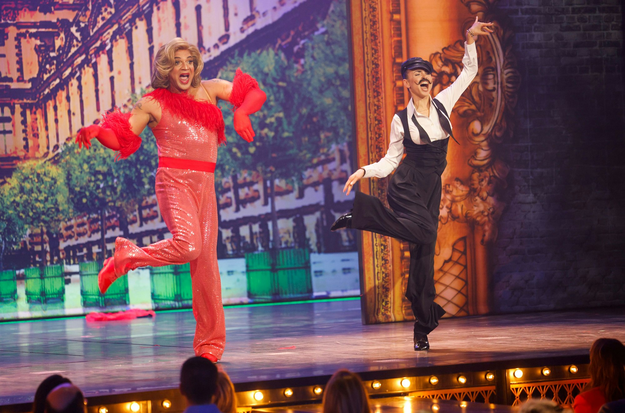 Huch, wen haben wir denn da? Große Überraschung in Show 10: Vor grandioser „Moulin Rouge!“-Kulisse tanzt eine neue Dame an der Seite von Ekaterina Leonova (rechts). Doch halt, das Gesicht kennen wir doch irgendwo her ...